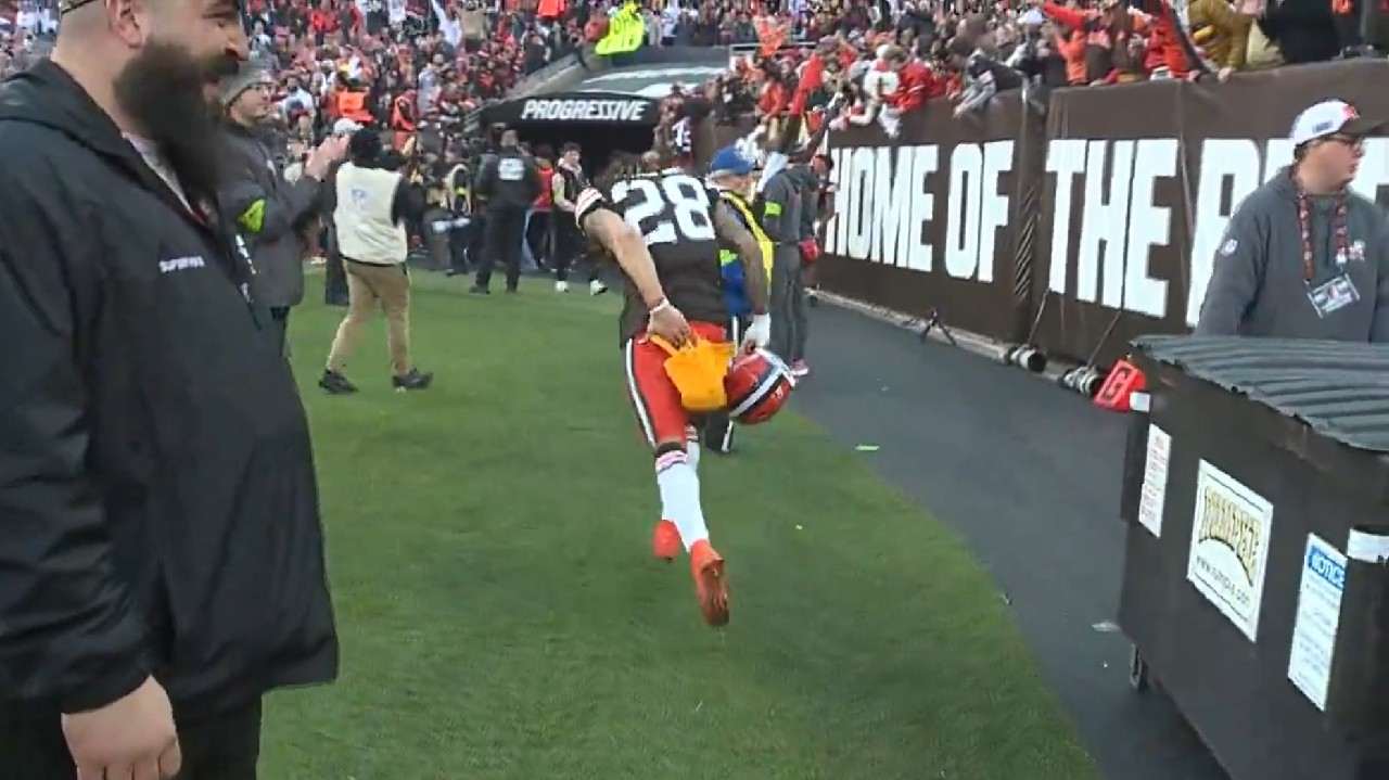 WATCH: Browns CB Mike Ford wipes his butt with Steelers’ Terrible Towel after gifting a Cleveland towel to a Pittsburgh fan