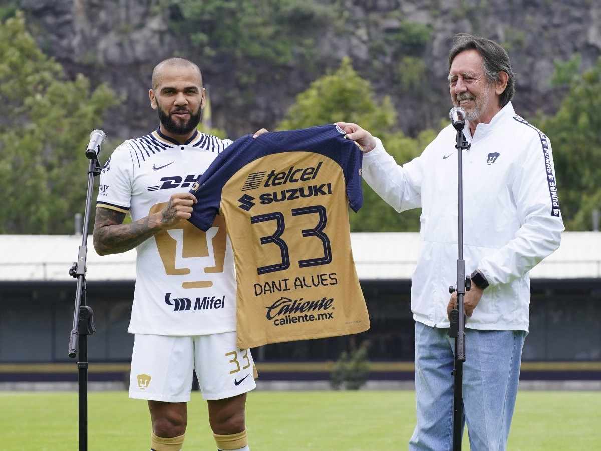 Dani Alves for UNAM