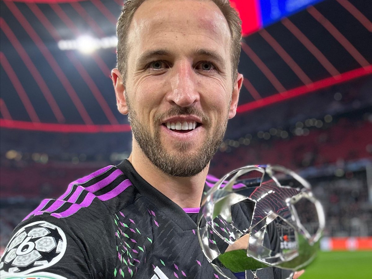 Harry Kane takes a selfie with his MOTM Award