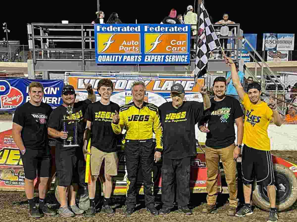 Kenny Wallace with his fans