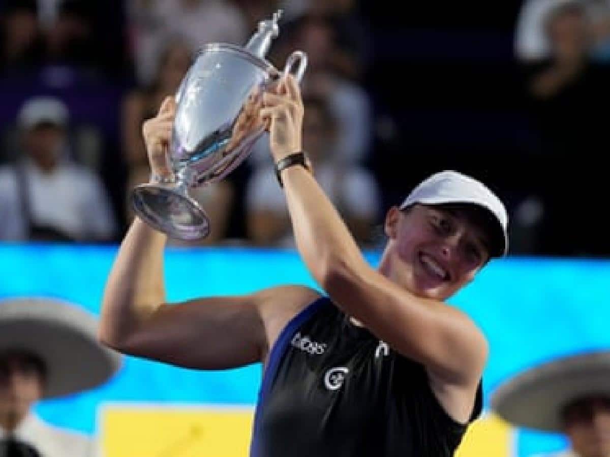 WATCH: Iga Swiatek makes a gratitude filled speech towards the fans and her family as she topples Jessica Pegula to win the 2023 WTA Finals and reclaim the World No. 1 rank