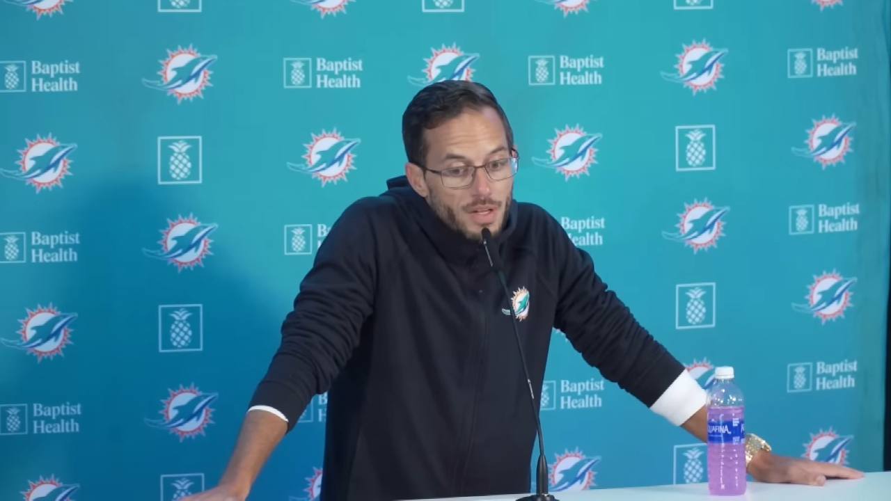 WATCH: “I’m bigger in person!” – Dolphins HC Mike McDaniel’s hilarious first words over his size to the media in Germany ahead of the Chiefs game are absolute gold