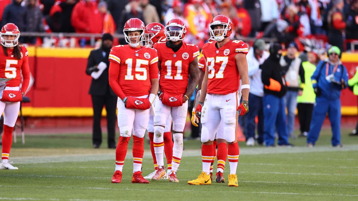 WATCH: Marquez Valdes-Scantling expresses frustration as the Chiefs WR bangs helmet after critical TD drop in Eagles game
Patrick Mahomes