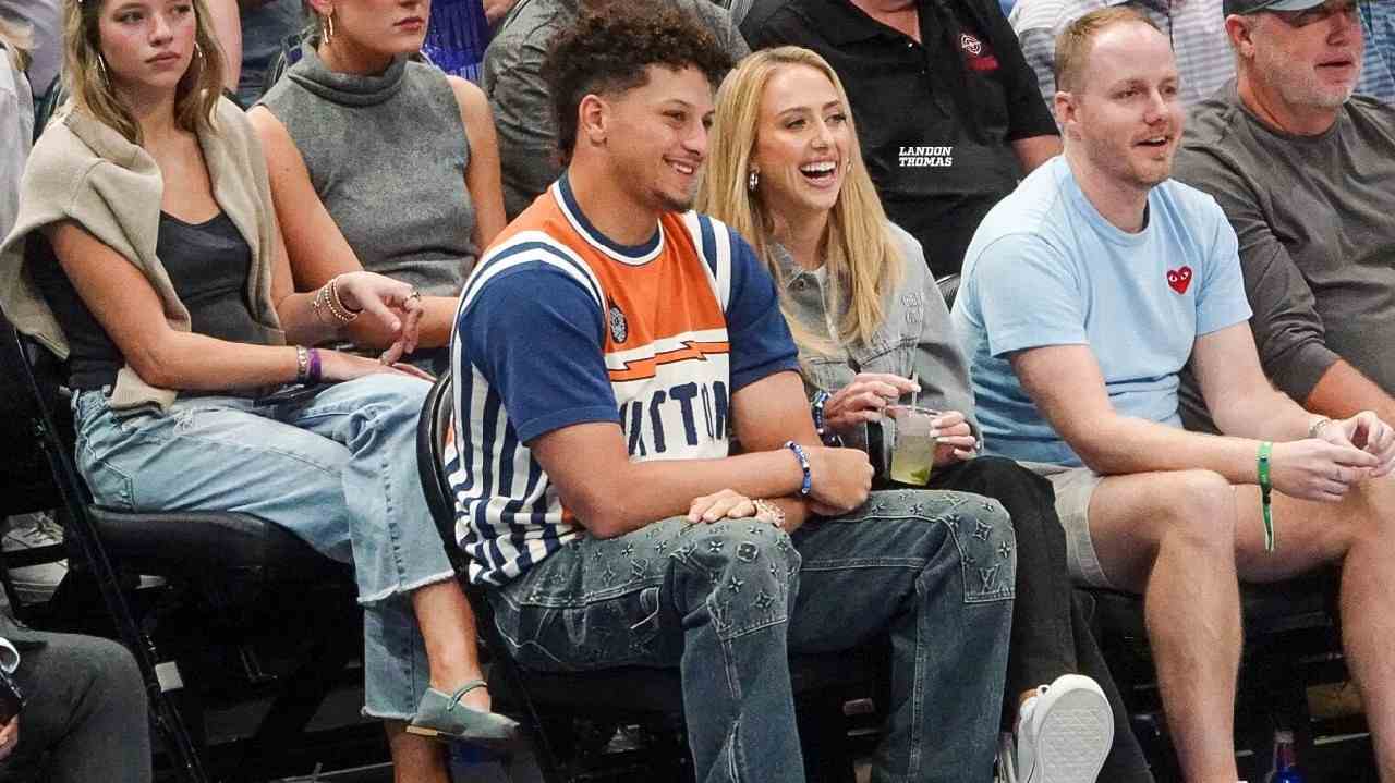 WATCH: Chiefs QB Patrick Mahomes enjoys bye week with wife Brittany as he graces his presence at the Mavs-Raptors game