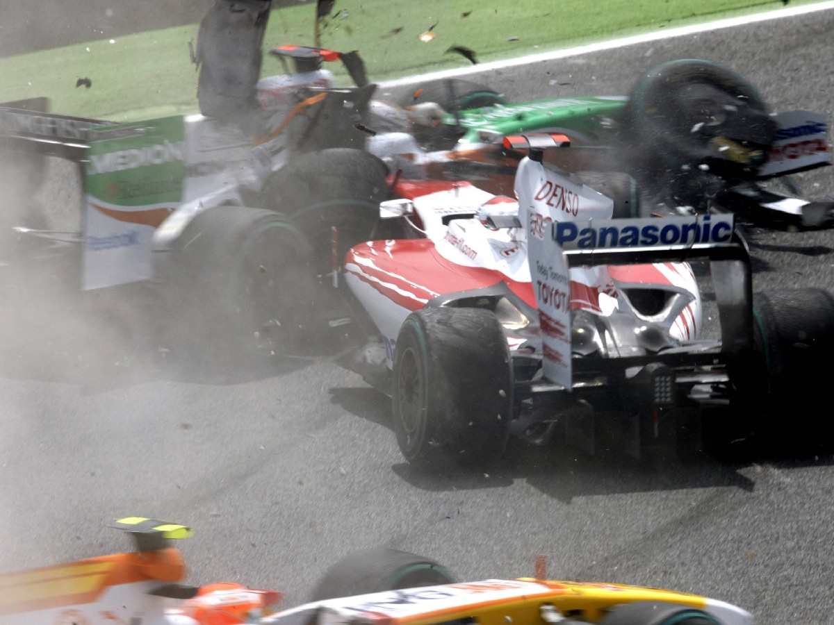 Jarno Trulli crashes into Adrian Sutil, 2009 Brazilian GP