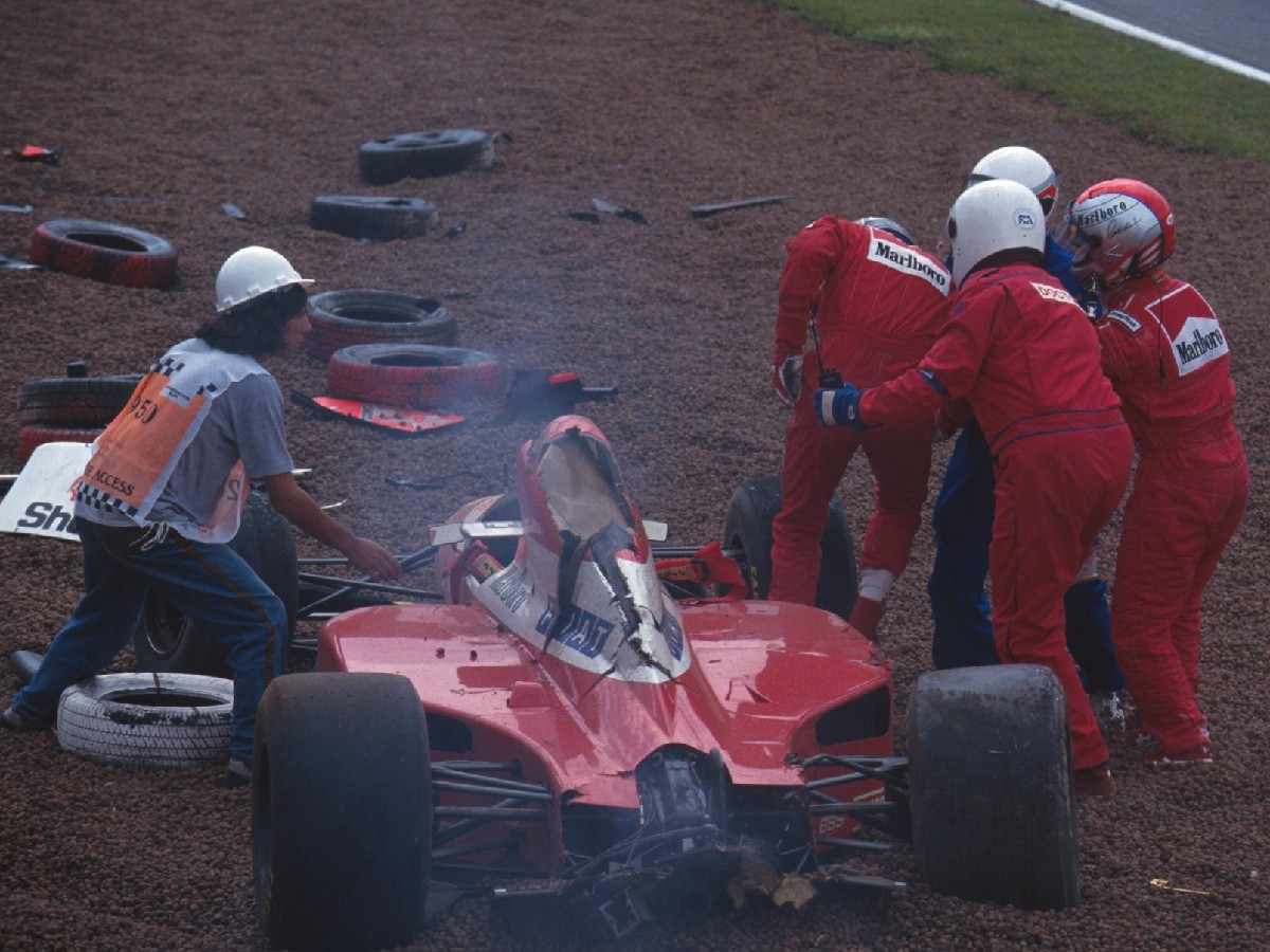 Michael Andretti helps Gerhard Berger after they crashed out at the 1993 Brazilian GP