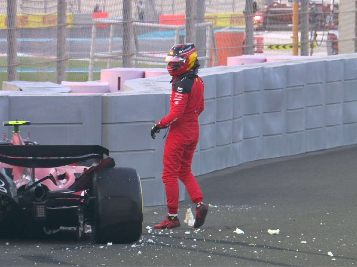 WATCH: “Ferrari and Walls have a love and hate relationship”- Fans mock Carlos Sainz as he crashes into the barriers during the FP2 at Abu Dhabi GP