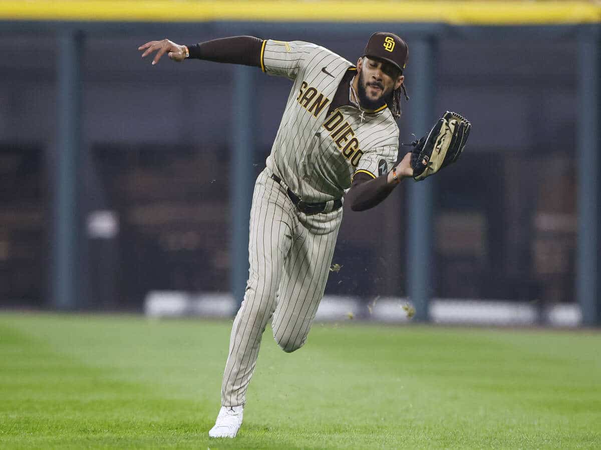 “Let’s fucking go” – Fans roar with disbelief as Fernando Tatis Jr. claims 2023 NL Platinum Glove Award shattering historic streak