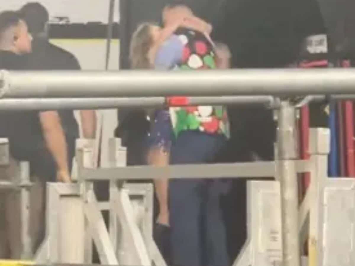 Taylor kissing Travis