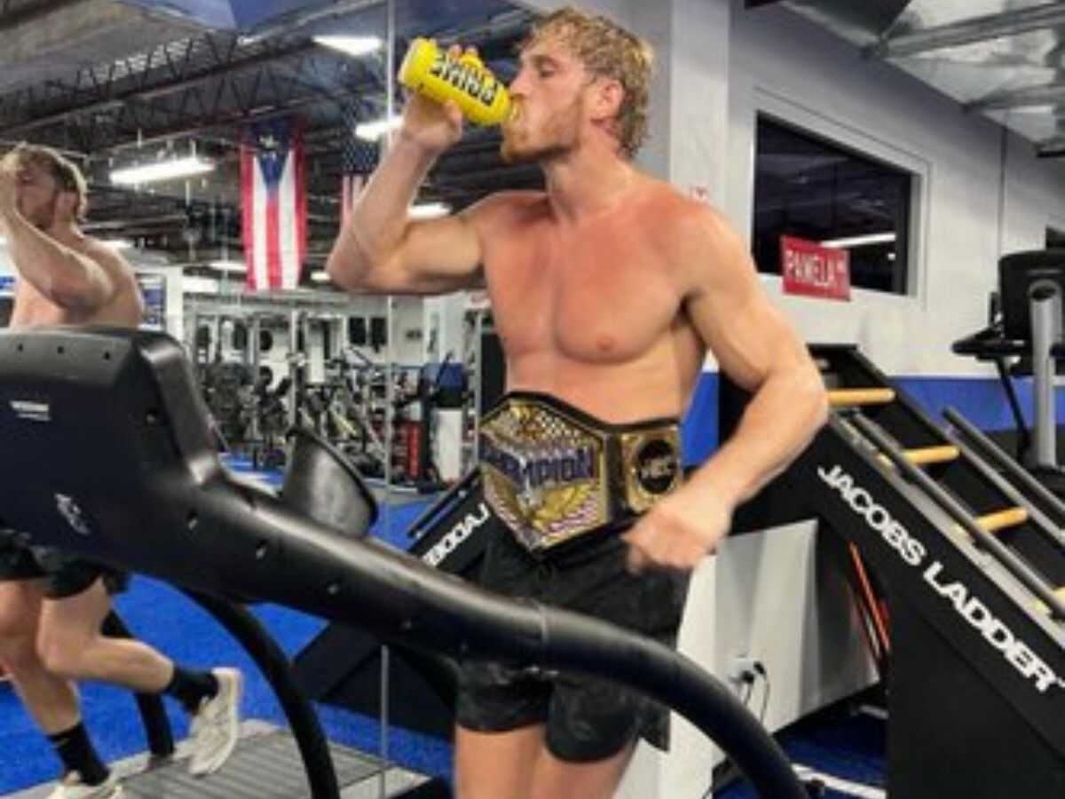 “That last pic is cr*zy” – WWE Universe goes bonkers after Logan Paul flaunts the newly-won US title while taking a shower