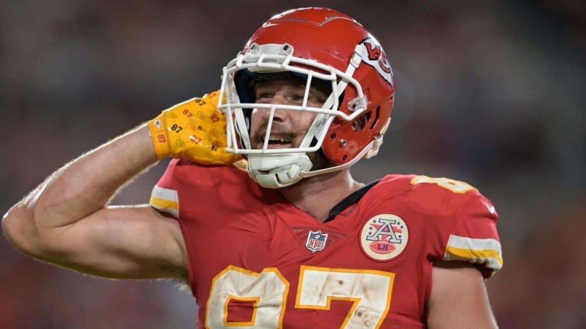 WATCH: "Threw the guy aside like a sack of potatoes" - Travis Kelce gets hyped by Taylor Swift fans for getting into an on-field fight with a bunch of Raiders players