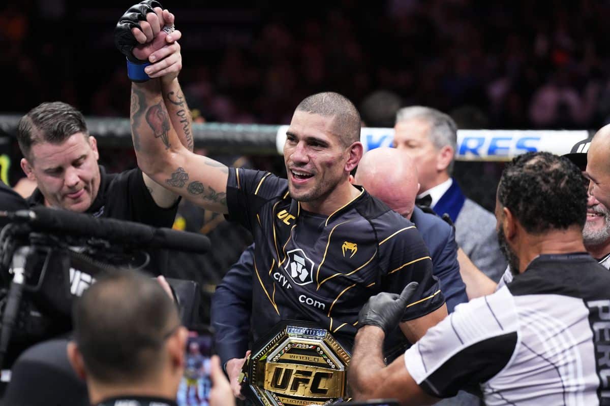 Fight fans react to Alex Pereira's showcasing of his UFC and GLORY belts 