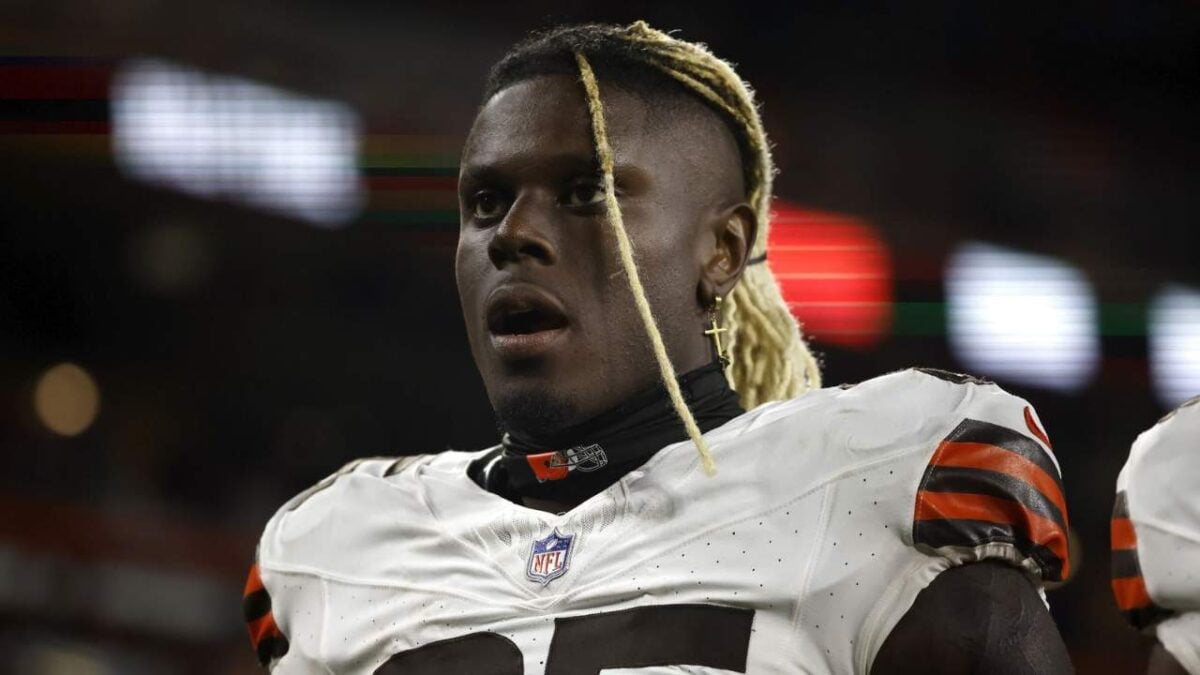 WATCH: Browns TE David Njoku snapped taking shots with fans after clinching playoff berth for the first time since 2020