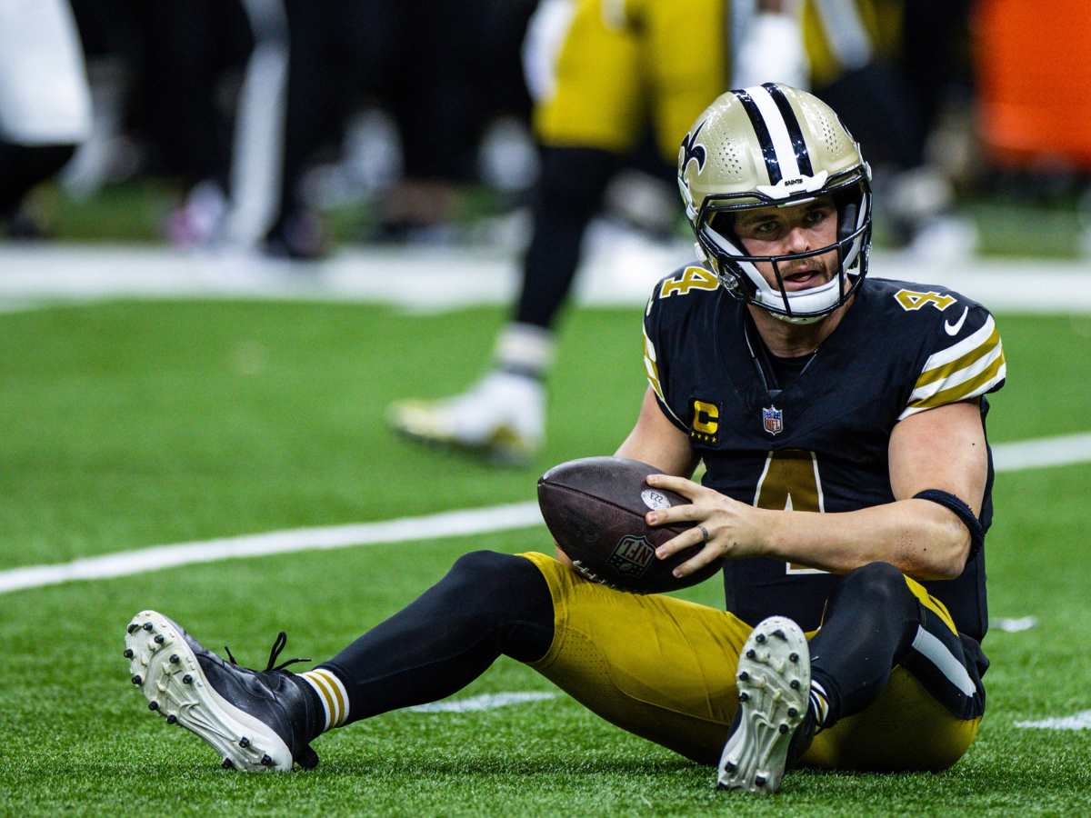 New Orleans Saints quarterback Derek Carr (4)