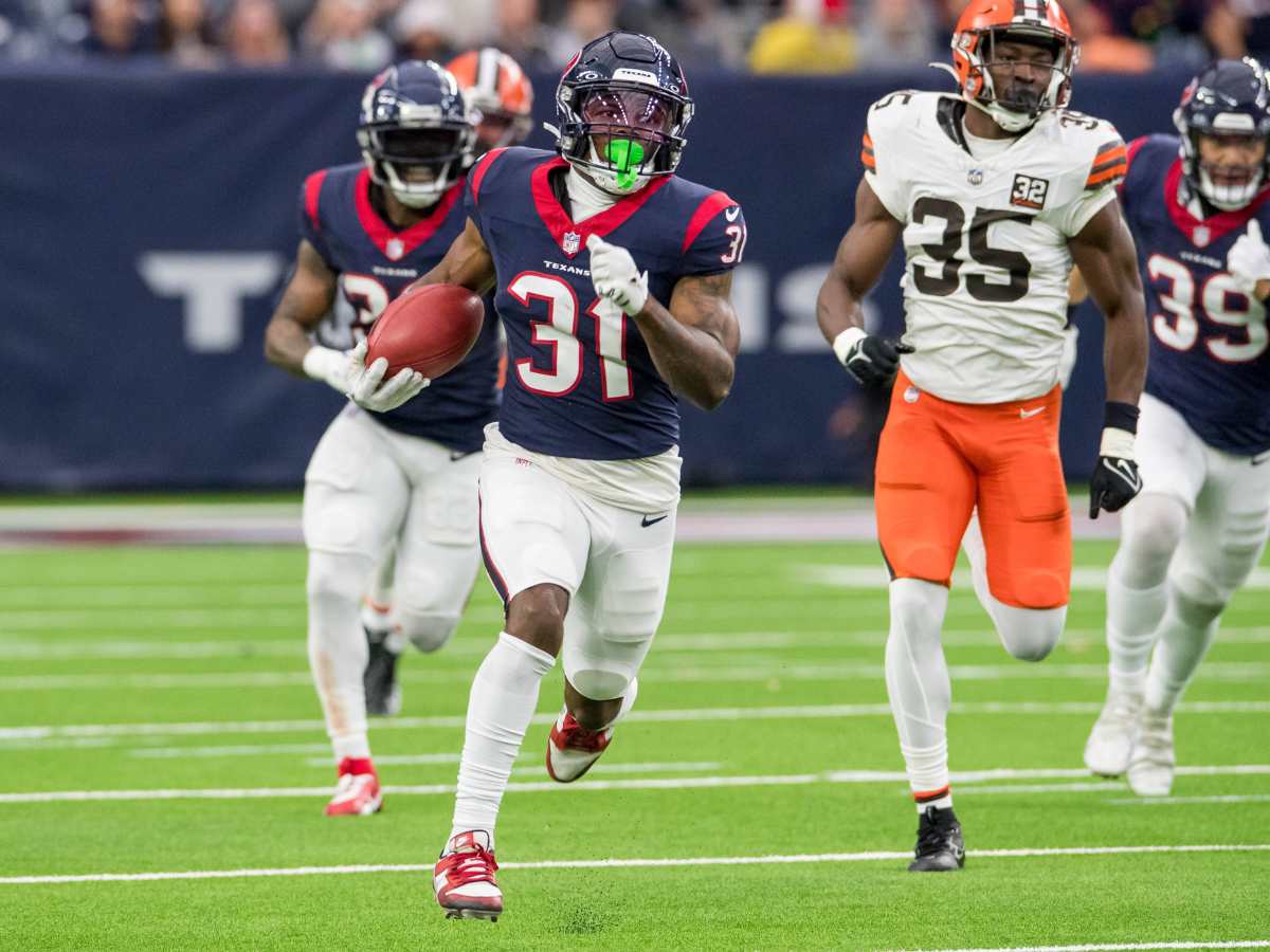 Houston Texans running back Dameon Pierce (31) returns a kickoff for a touchdown during a game between the Cleveland Browns and the Houston Texans in Houston