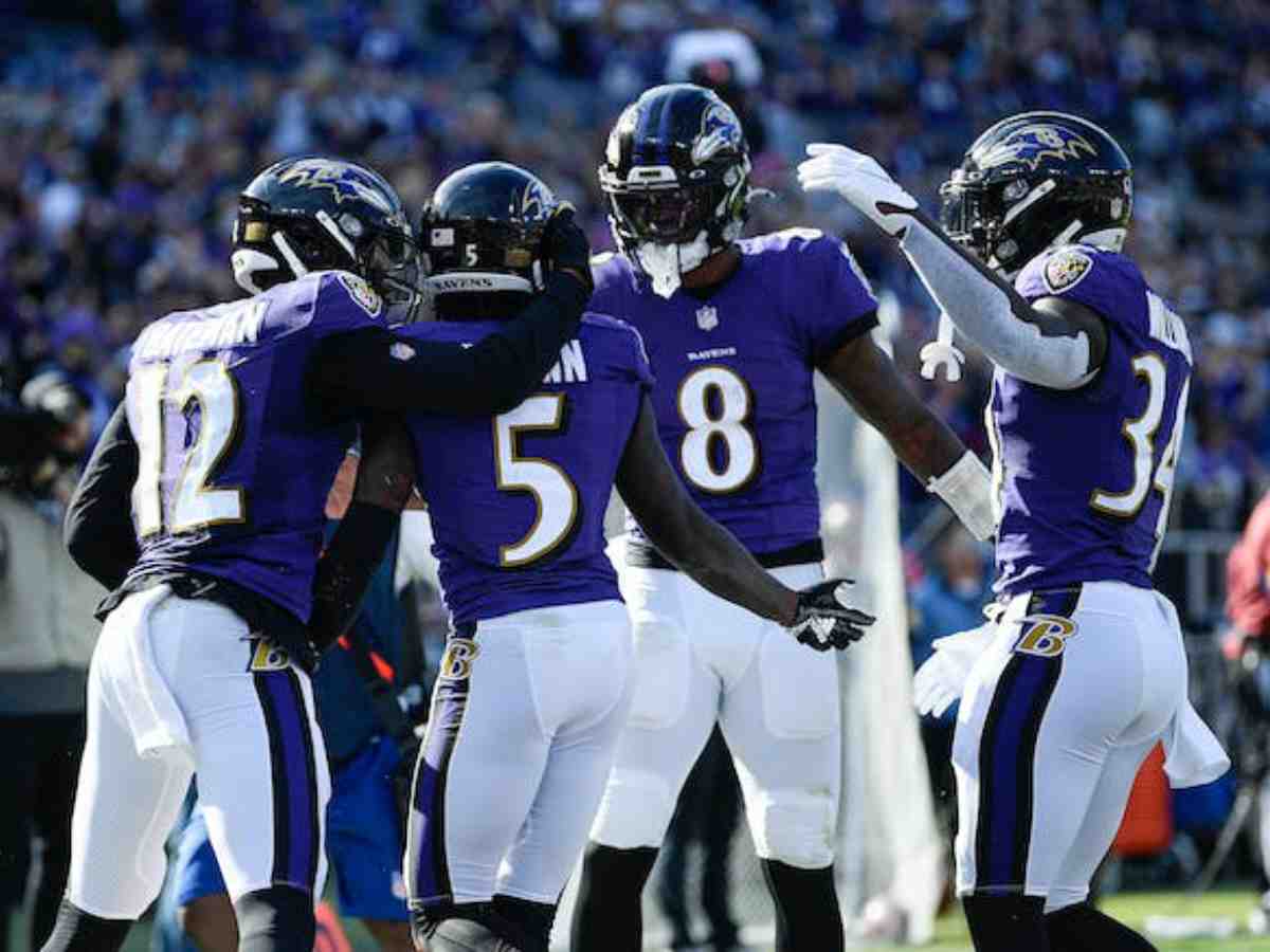 Lamar Jackson with the Baltimore Ravens defensive players