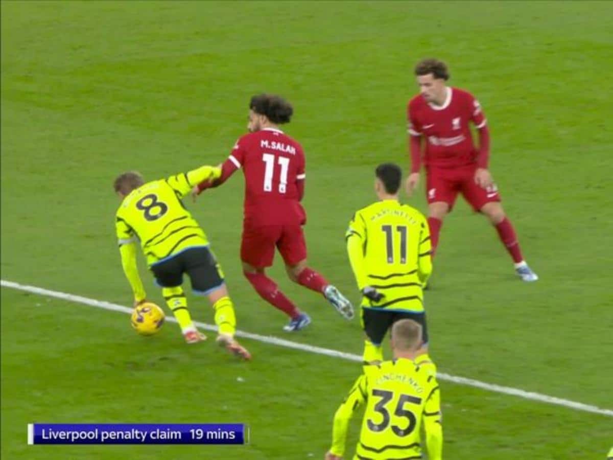 WATCH: “Referees are a joke in PL” – Fans outraged as Martin Odegaard ‘dribbles with hand’, ESCAPES penalty in intense Liverpool vs Arsenal clash