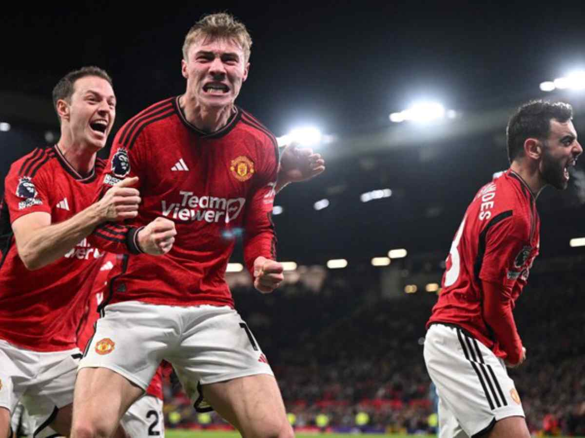 Manchester United celebrate against Aston Villa