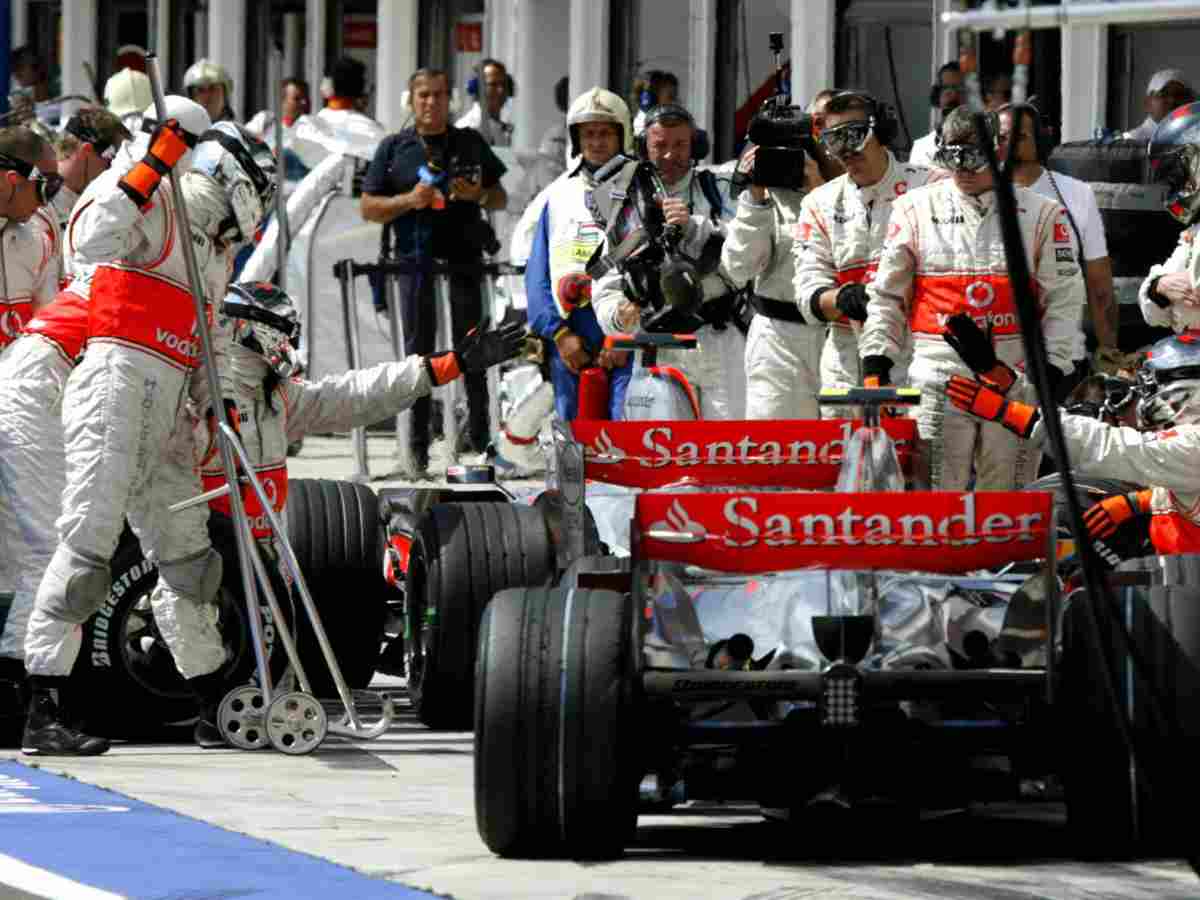 Fernando Alonso blocks Lewis Hamilton during 2007 Hungarian GP Qualifying