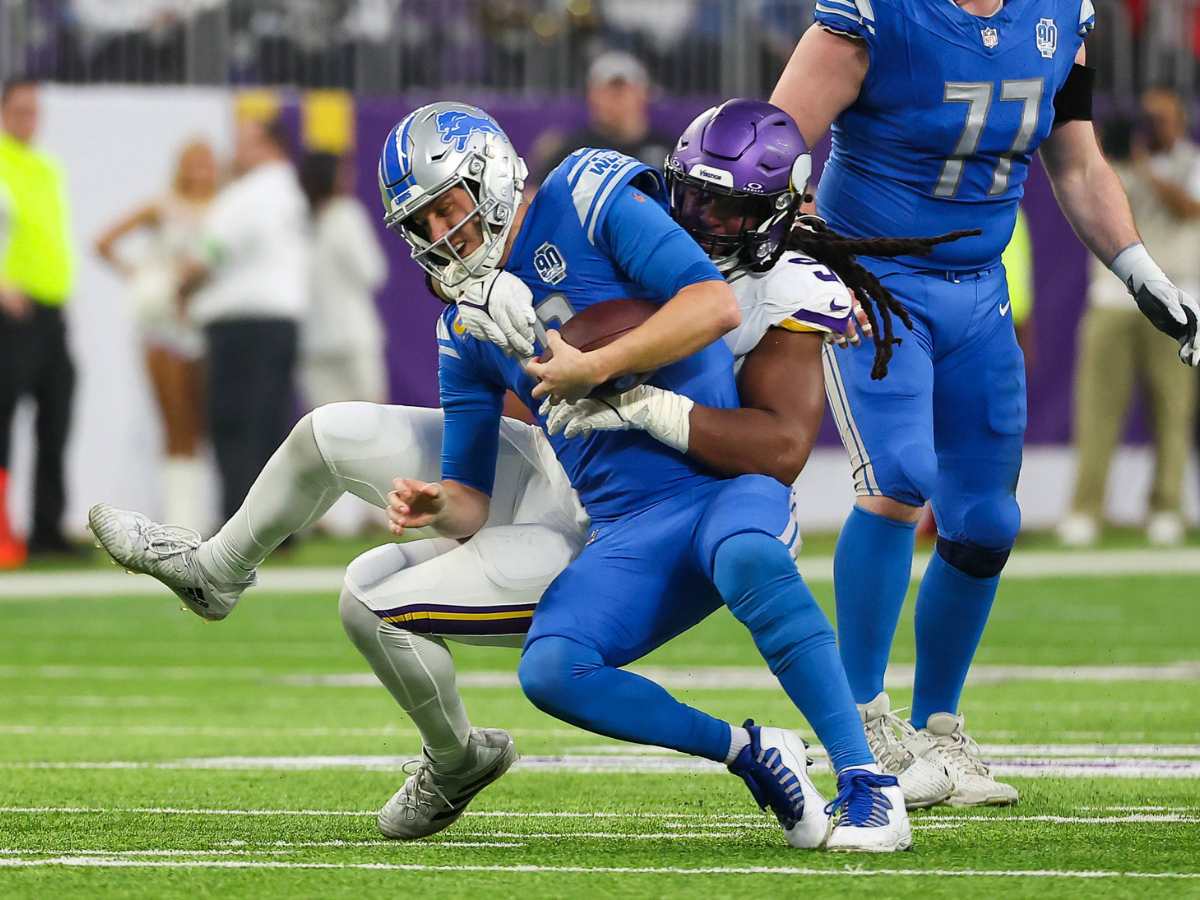 “Insane” – Fans slam officials for calling an iffy penalty on the Vikings’ Pat Jones II against the Detroit Lions