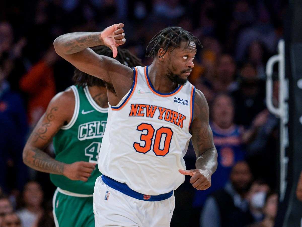 Julius Randle thumbs down to the Knicks fans