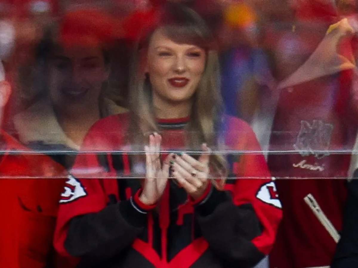 Taylor Swift cheering on Travis Kelce