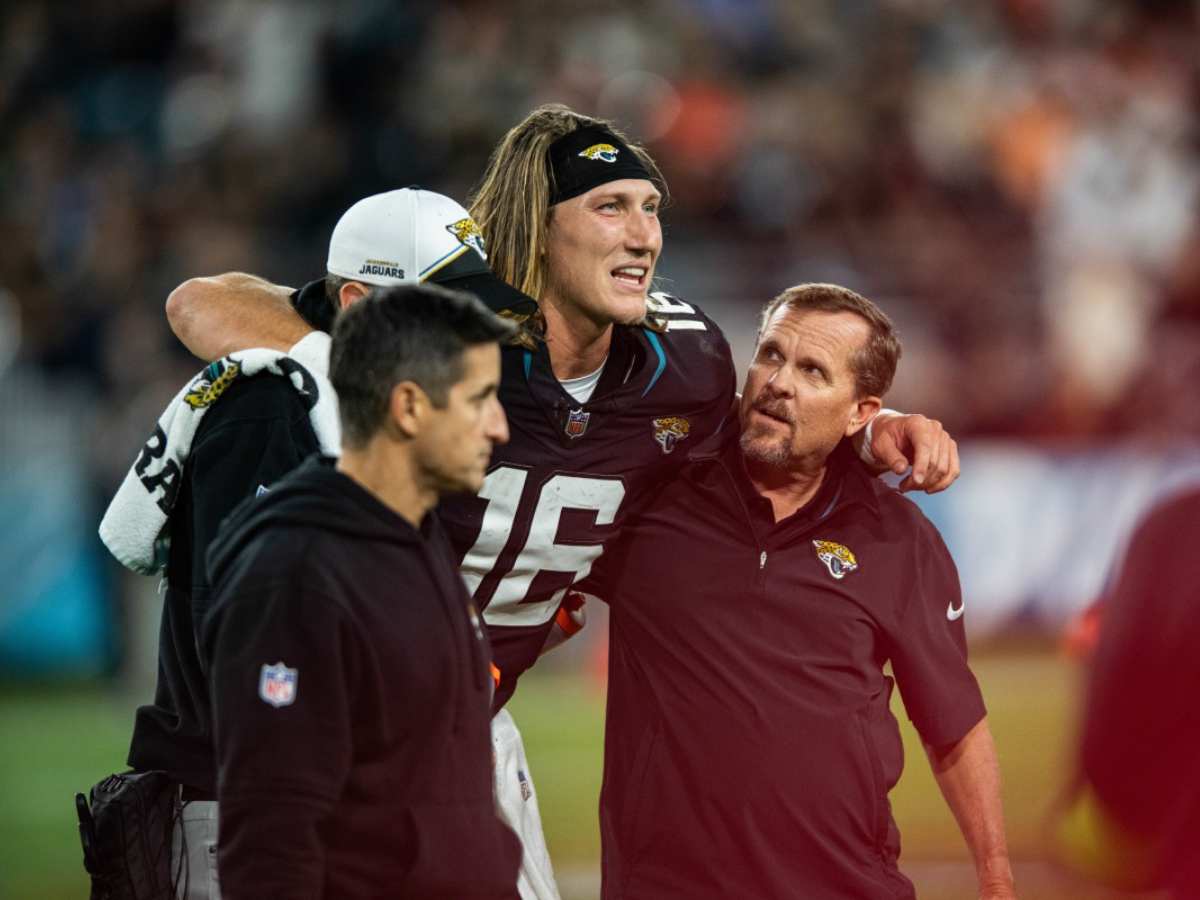 Trevor Lawrence leaving the field without a cart