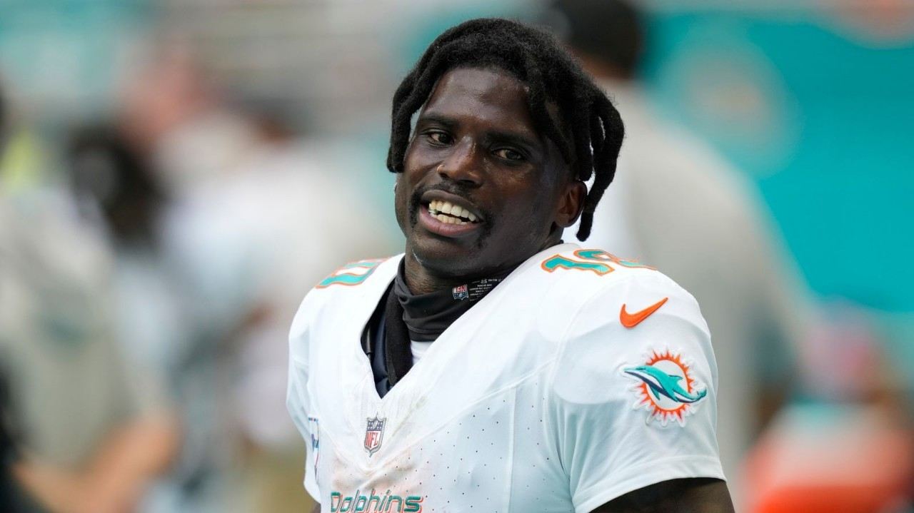 Dolphins WR Tyreek Hill discloses how his wife told him to get his a** back on the field mid-game despite being in ‘a lot of pain’