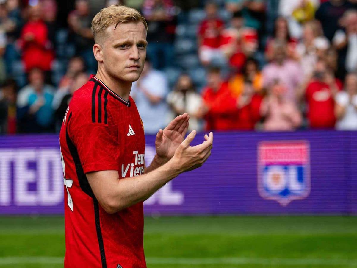 “Finally free from this dead club”- Fans react as Donny van de Beek leaves Manchester United for Bundesliga