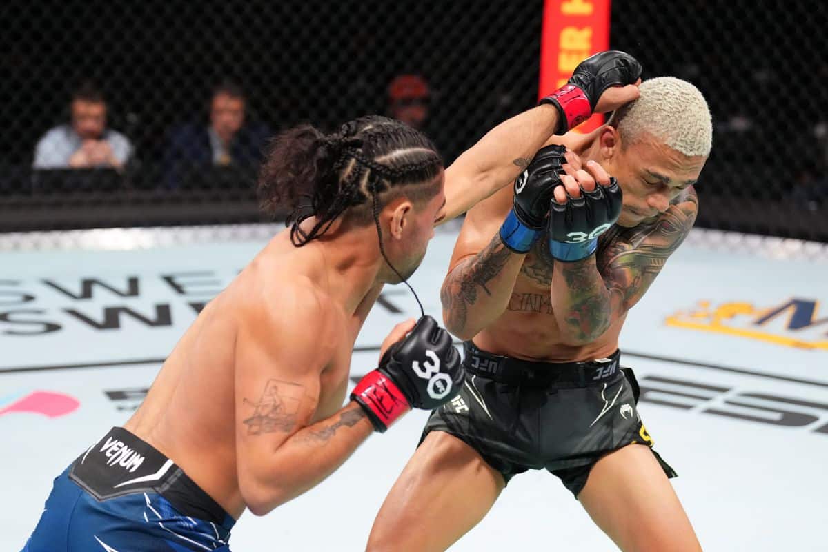 CJ Vergara survives the onslaught against Daniel Lacerda to win by TKO