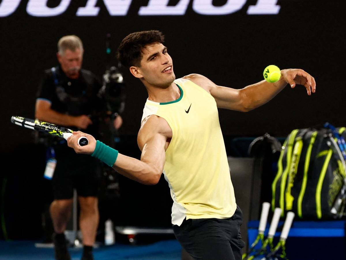 After winning the third round of the Australian Open, Carlos Alcaraz showed an amazing show of sportsmanship towards his opponent Juncheng.