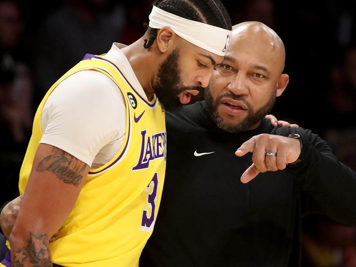 “He’s reading Nipsey Hussle lyrics” – Lakers coach Darvin Ham’s ‘pep talk’ FLAMED after questionable video goes viral