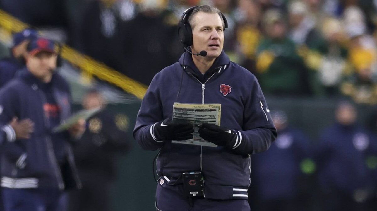 WATCH: Matt Eberflus has a BLAND reaction to Ryan Poles being quizzed about Jim Harbaugh despite Bears extending the HC’s tenure
