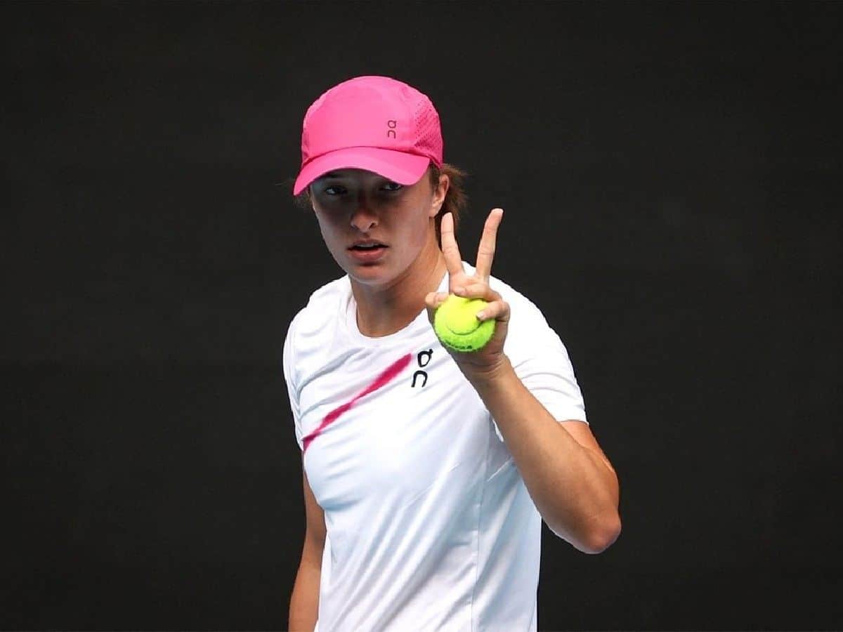 Iga Swiatek produced a super performance against an equally determined Sofia Kenin to win the first round of the Australian Open.