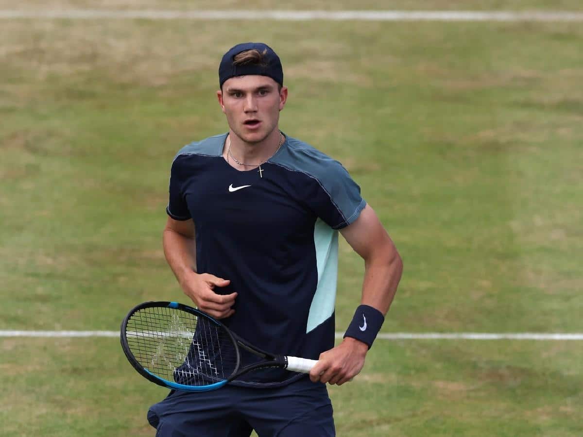 The British tennis star Jack Draper earned a hard-fought win in the first round of the Australian Open, faces physical issues during match.