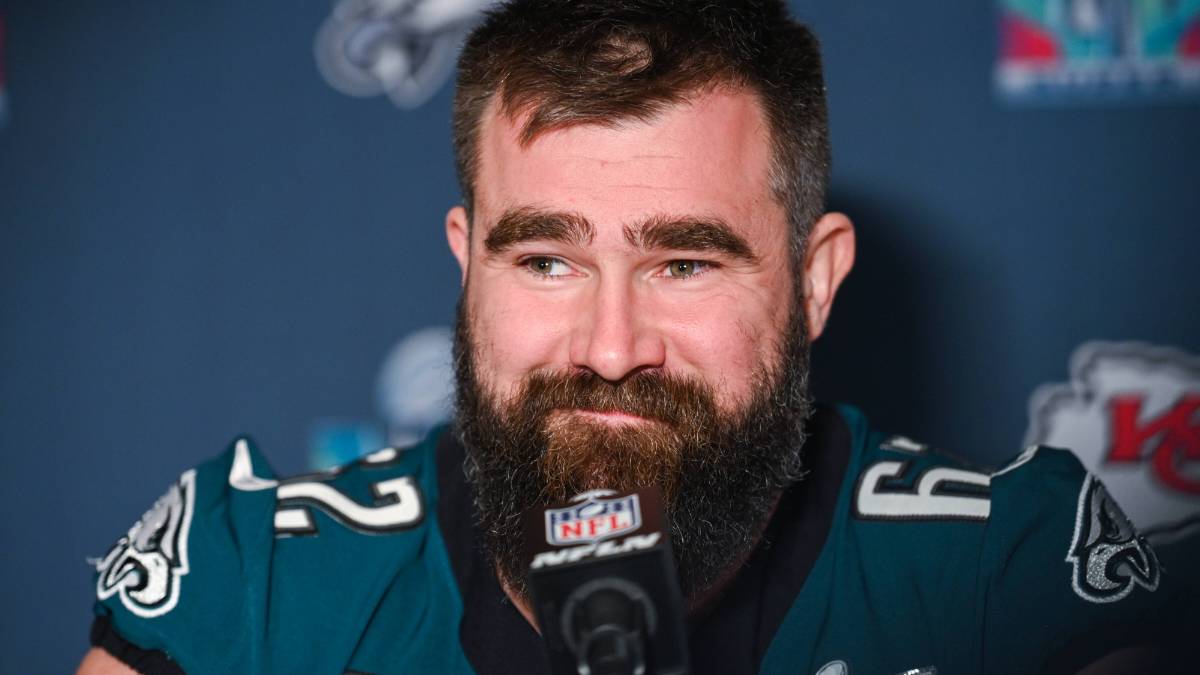 WATCH: Taylor Swift, killing with her looks, links up with Jason Kelce to support boyfriend Travis Kelce for the Bills-Chiefs playoff game