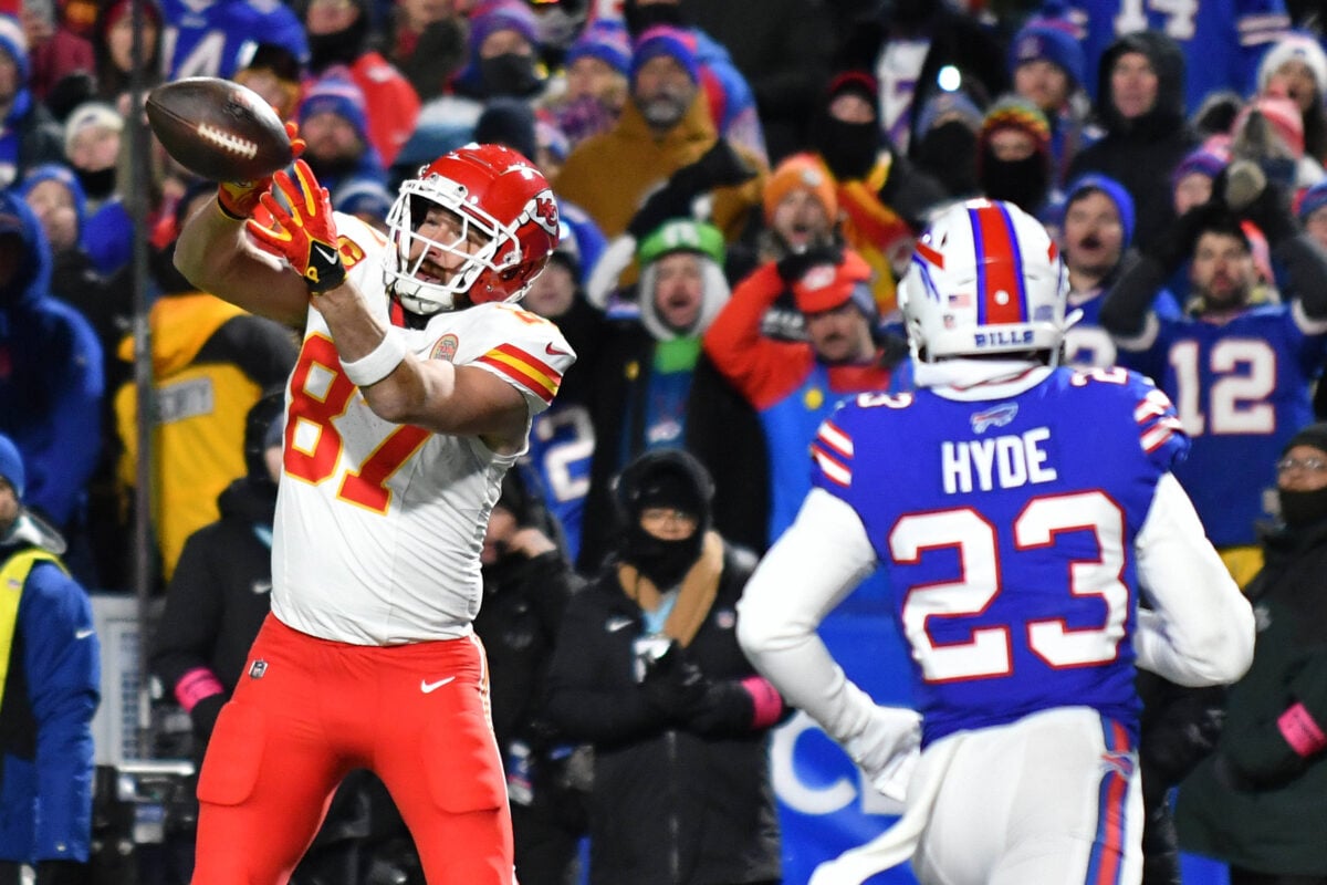 NFL, American Football Herren, USA AFC Divisional Round-Kansas City Chiefs at Buffalo Bills Jan 21, 2024 Orchard Park, New York, USA Kansas City Chiefs tight end Travis Kelce 87 makes a catch for a touchdown against the Buffalo Bills in the first half of the 2024 AFC divisional round game at Highmark Stadium. Orchard Park Highmark Stadium New York USA,