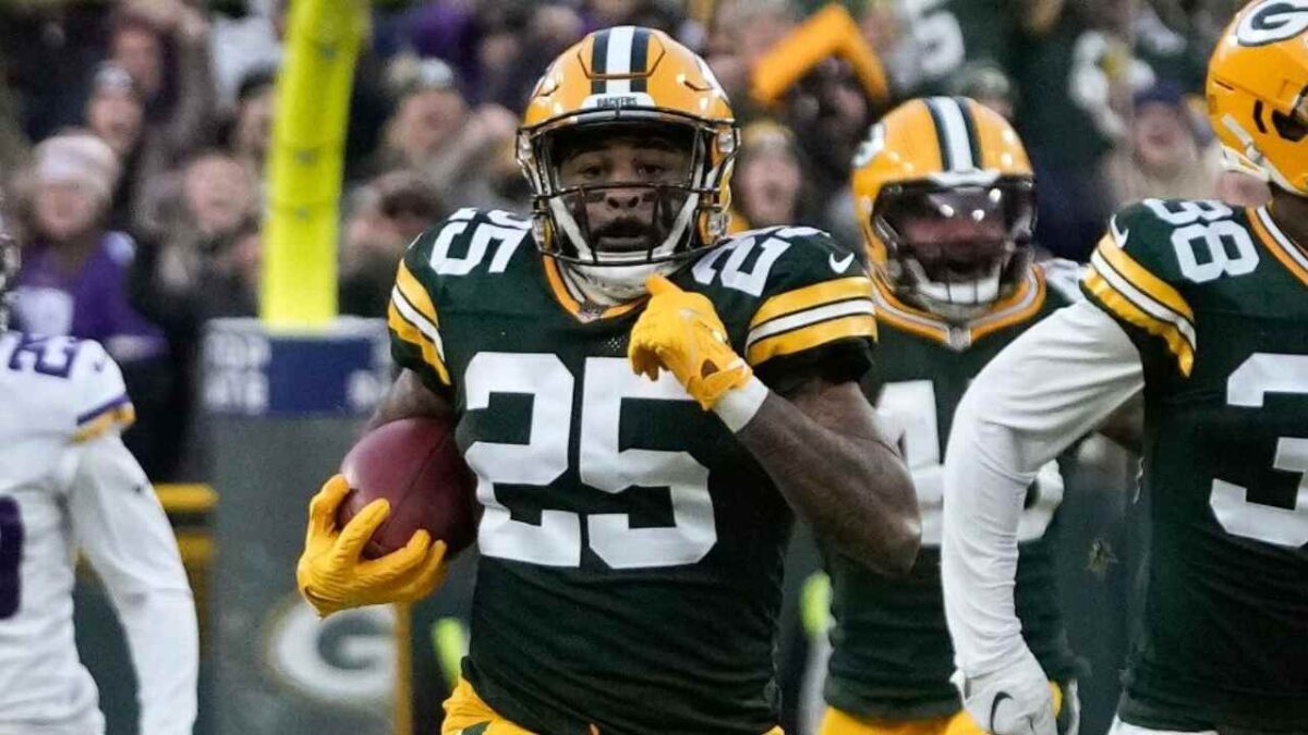 “Smoking the Bear pack” – Packers players go bonkers in the locker room after making it the playoffs following clutch win over Chicago
Keisean Nixon 
