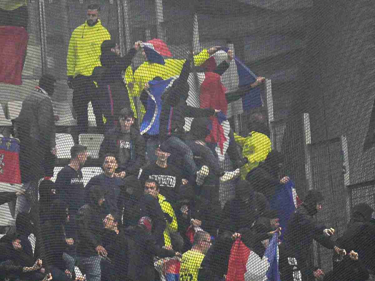 Lyon fans try to break the net on the stands 