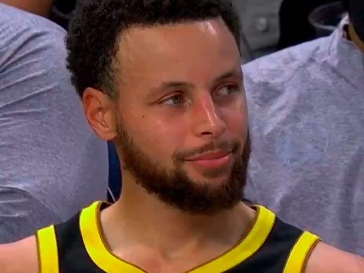 Steph Curry reacts as Andrew Wiggins picks up a foul with just over a second remaining in the third quarter (X)