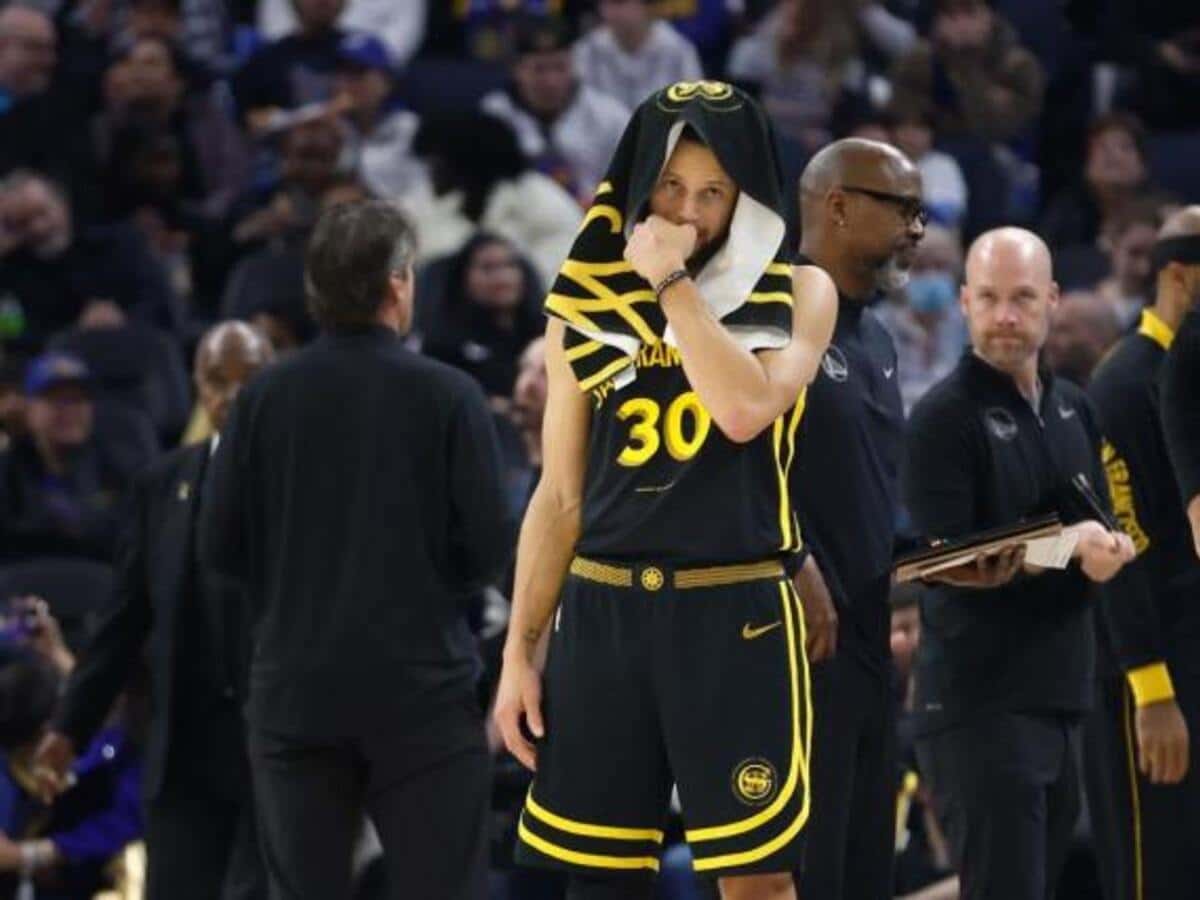 WATCH: “Realizing his career is finished” – Steph Curry’s DEVASTATING reaction from bench as Warriors face biggest loss in Steve Kerr era goes viral