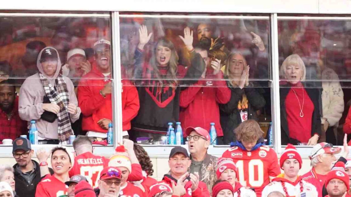 WATCH: The Kansas chilly weather blurring up Taylor Swift’s Suit window at Arrowhead at Chiefs vs. Dolphins wild card game
