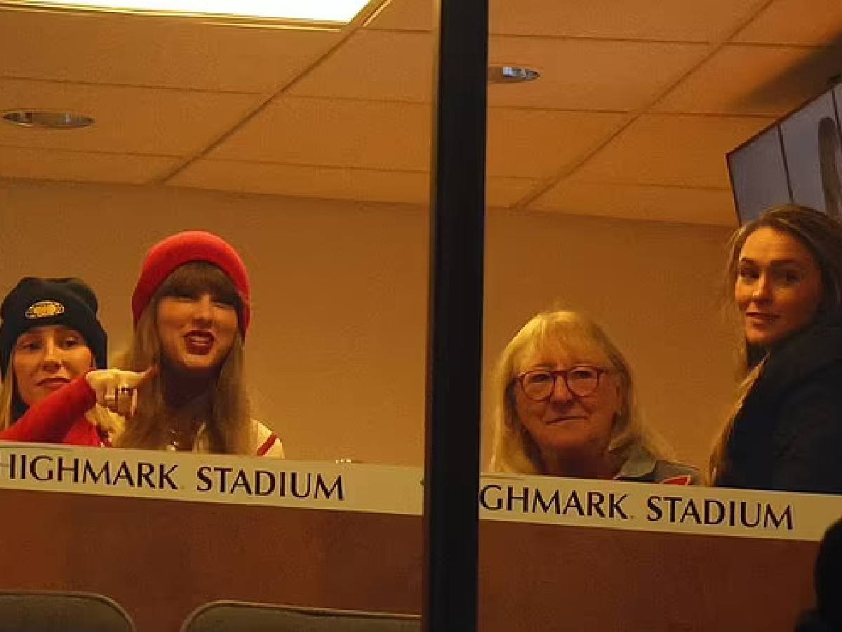 Taylor Swift, Donna Kelce and Kylie Kelce in Travis' suite