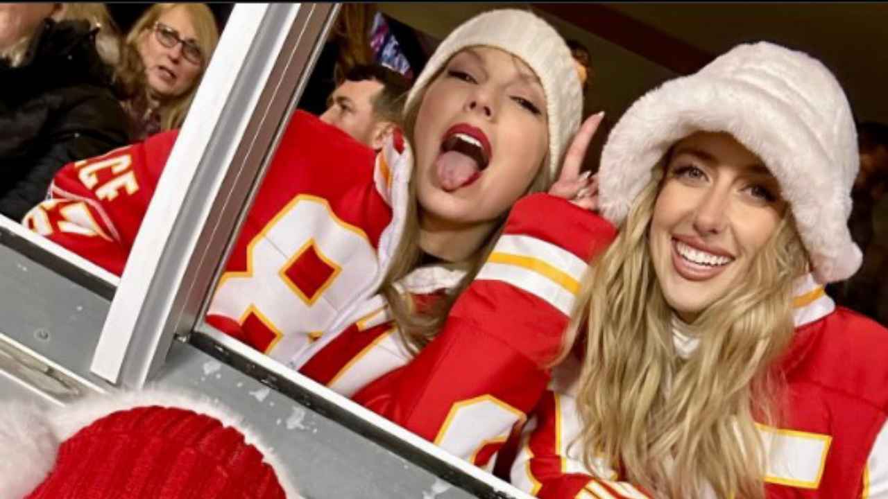 “Smelled like home!” Travis Kelce’s girlfriend Taylor Swift gifted her scarf from Wild Card Game to a Chiefs fan