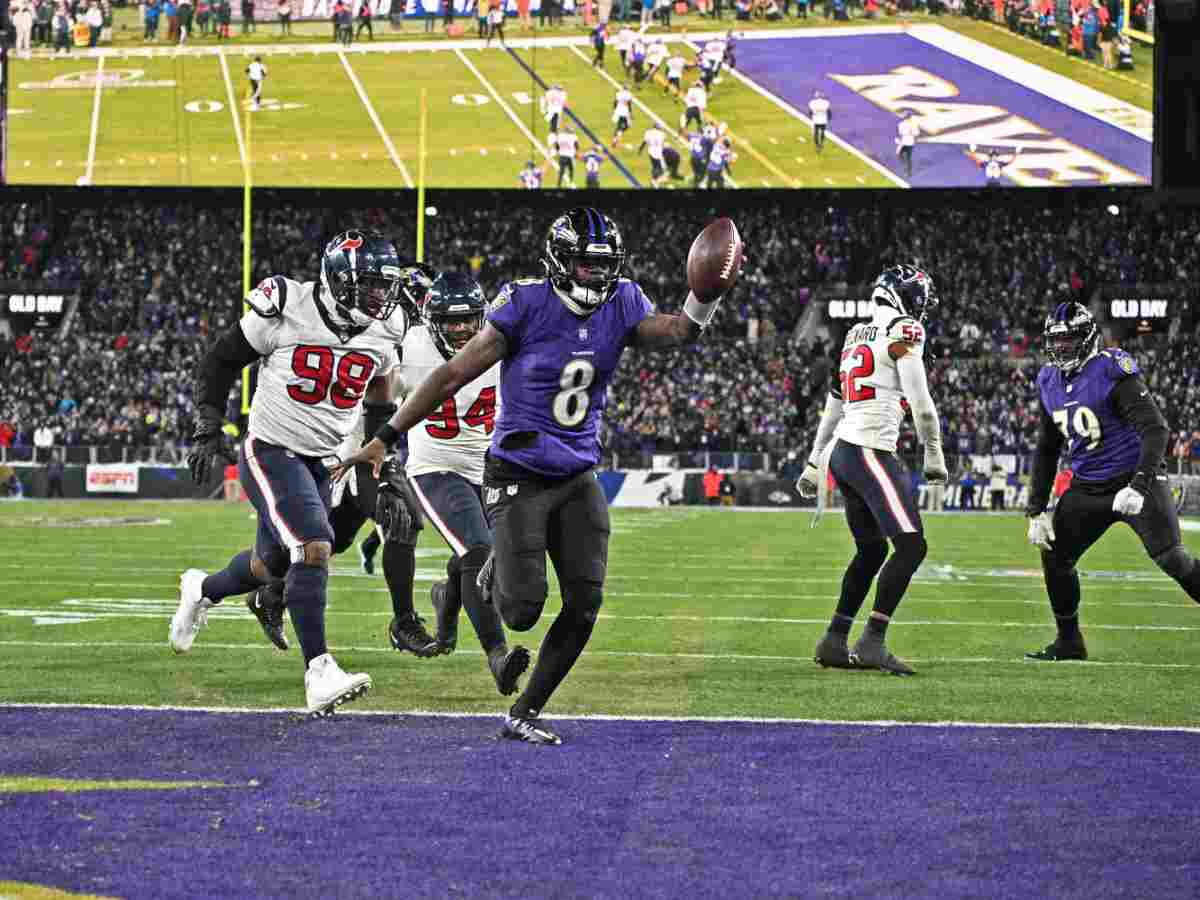 WATCH: “See y’all next week!” – Lamar Jackson runs into the tunnel after scoring his 2nd rushing TD against the Texans, fans react