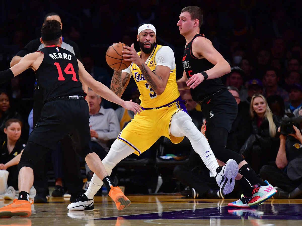 The Lakers lost their third straight game against the Miami Heat despite Anthony Davis' 29 points and 17 rebounds (Reuters)