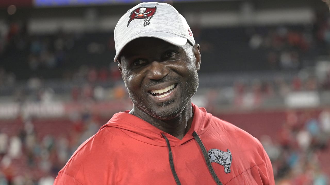 “Keep women away from football” – Reporter bizarrely asking Todd Bowles about Bucs’ preparation to get acclimated to the cold weather in Detroit triggers NFL fans on social media