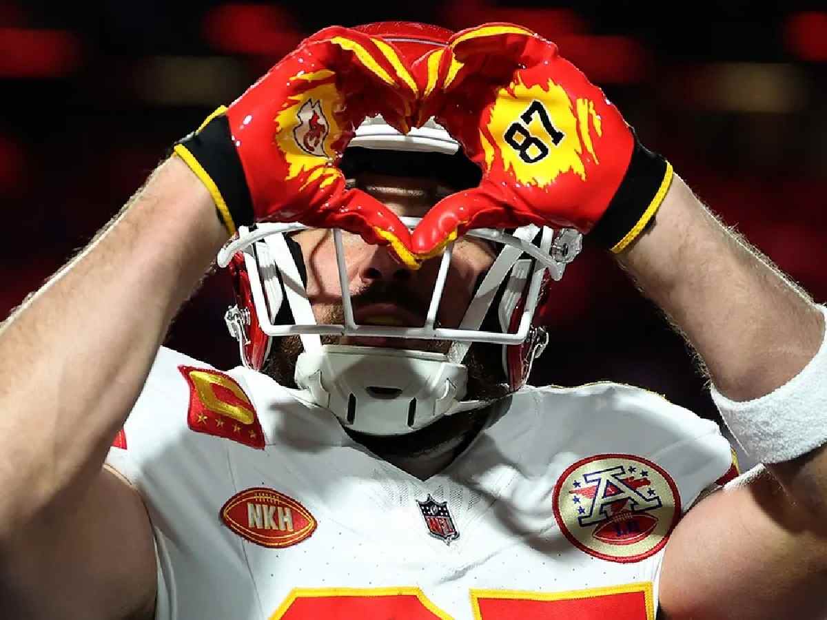 Travis Kelce threw up a heart symbol for girlfriend, Taylor Swift