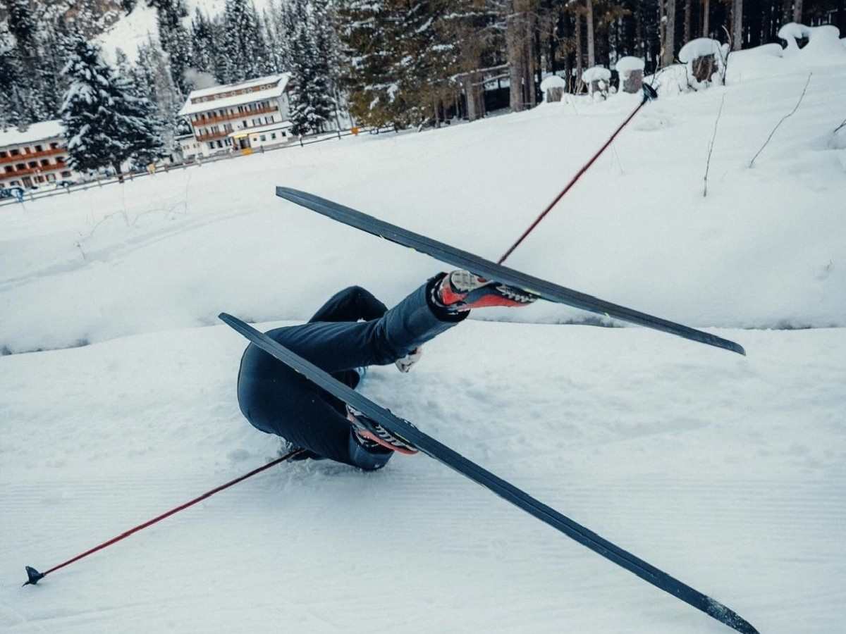 “F**kin got Vietnam flashbacks” – Fans react as Charles Leclerc has an embarrassing fail during his skiing trip over the winter break