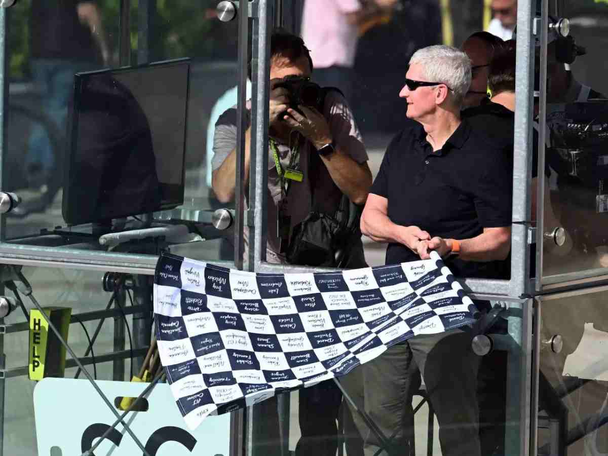 Tim Cook waving the chequered flag